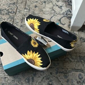 NEW Women’s Toms Black Sunflower Shoes